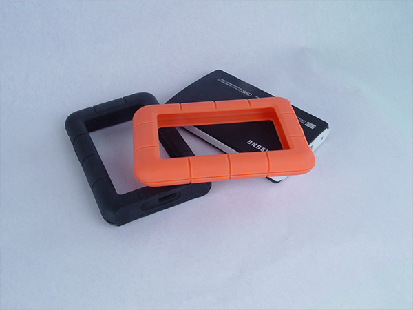 How does the material selection of rubber seals affect the performance?
